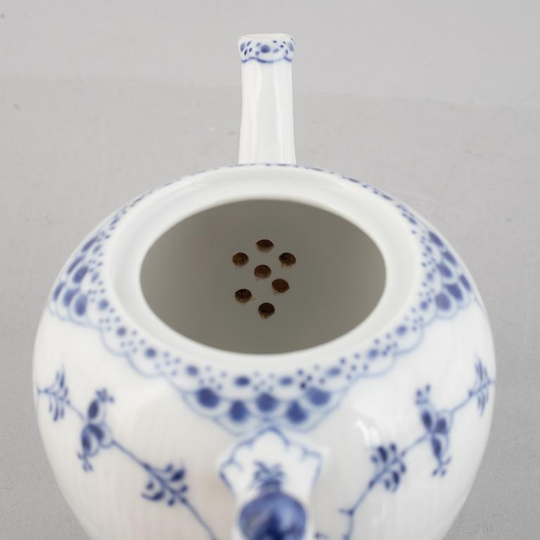A 'Blue Fluted half lace' / 'Musselmalet' porcelain teapot, Royal Copenhagen, model 259, post 1923.