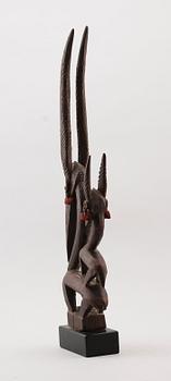 SKULPTUR, skuret trä, Afrika, möjligen 1900-tal.
