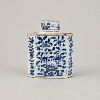 A chinese porcelain tea caddy, Kangxi (1662-1722).