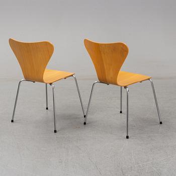 Arne Jacobsen, stolar, 8 st "Sjuan" för Fritz Hansen Danmark, 1988.