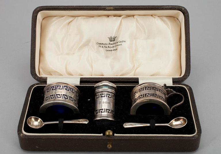 SALTKAR och PEPPARSTRÖARE samt SENAPSBURK i etui, silver, Birmingham, England 1931-32. Silvervikt tot. ca 30,5.