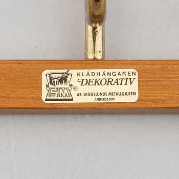 Klädhängare, 4 st, "Dekorativ", Skoglunds metallgjuteri, Anderstorp, 1900-talets mitt.