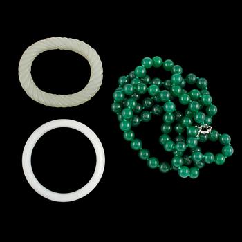 ARMRINGAR, 2 st + HALSBAND, nefrit, modern tillverkning.