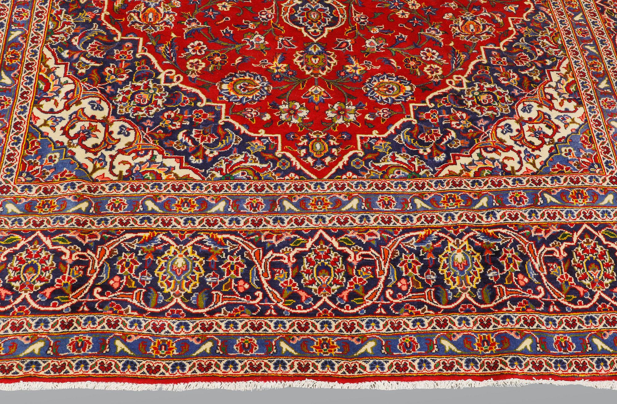 A carpet, Kashan, ca 355 x 248 cm.