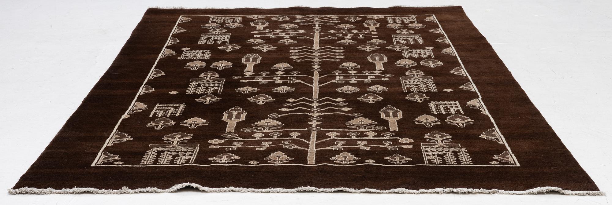 An oriental carpet, a. 287 x 204 cm.