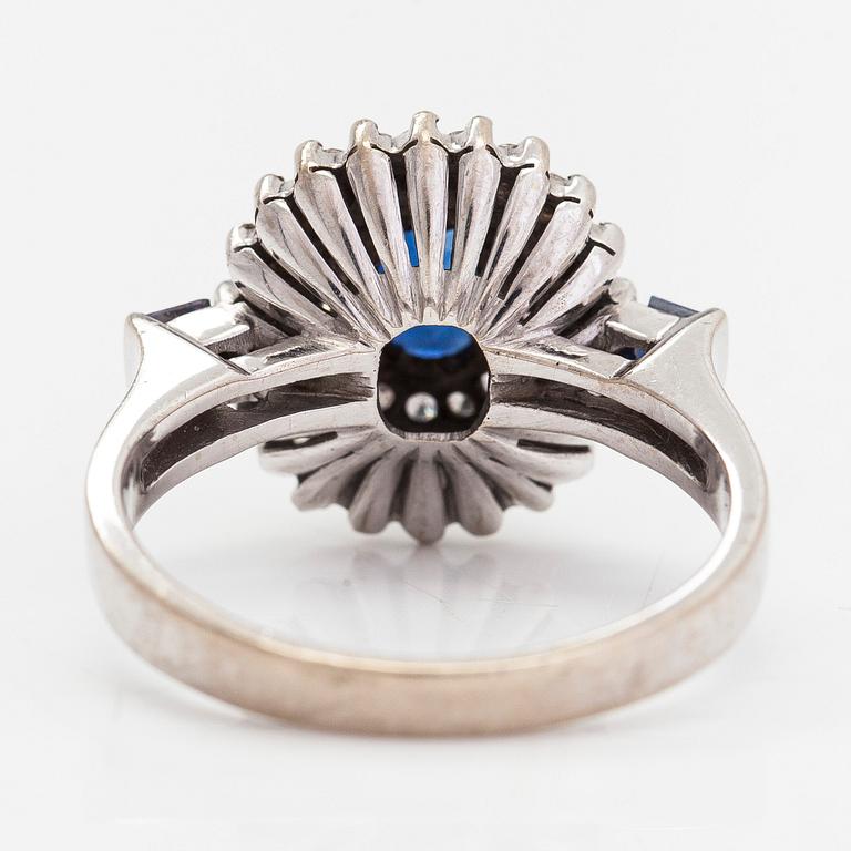 Sormus, n. 14K valkokultaa, safiireja ja timantteja yht. n. 0.40 ct.