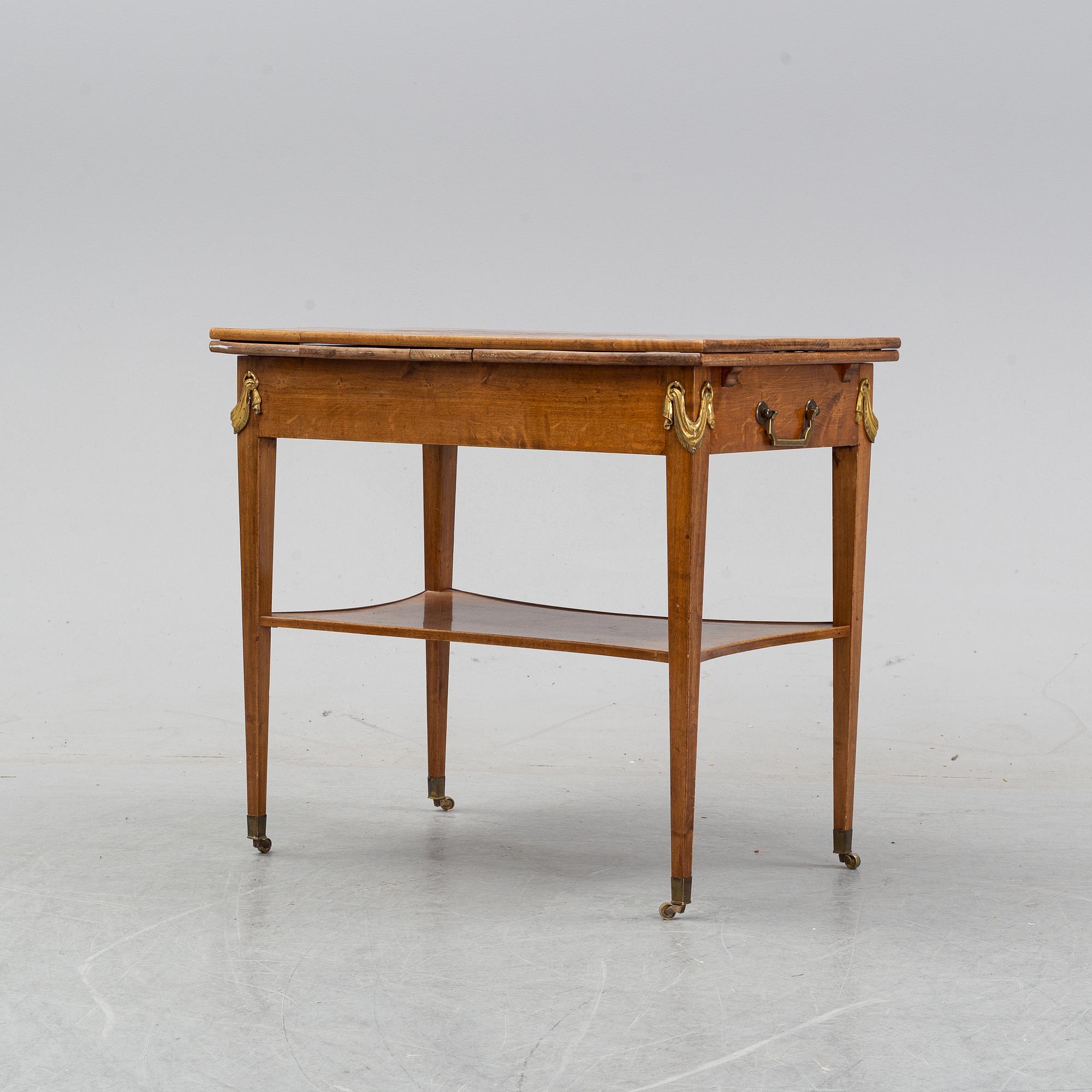 Sidobord med rotfaner, Sverige, 1900-talets första hälft.