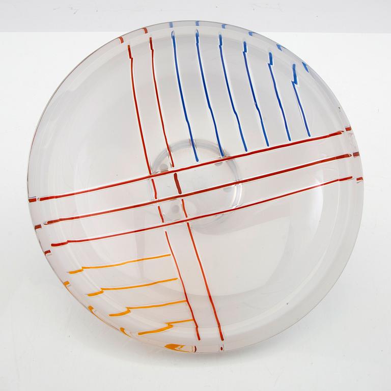 Berit Johansson, skål på fot signerad och daterad Orrefors 1983.