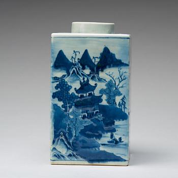 A large blue and white tea jar, Qing dynasty, 19th Century.