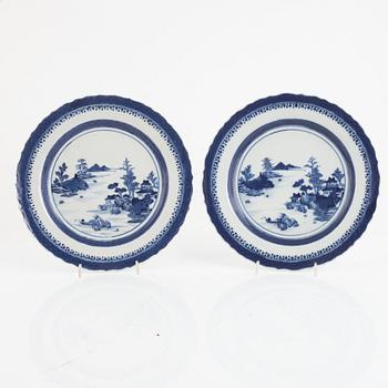 A set of five blue and white dishes, Qing dynasty, late 18th Century.