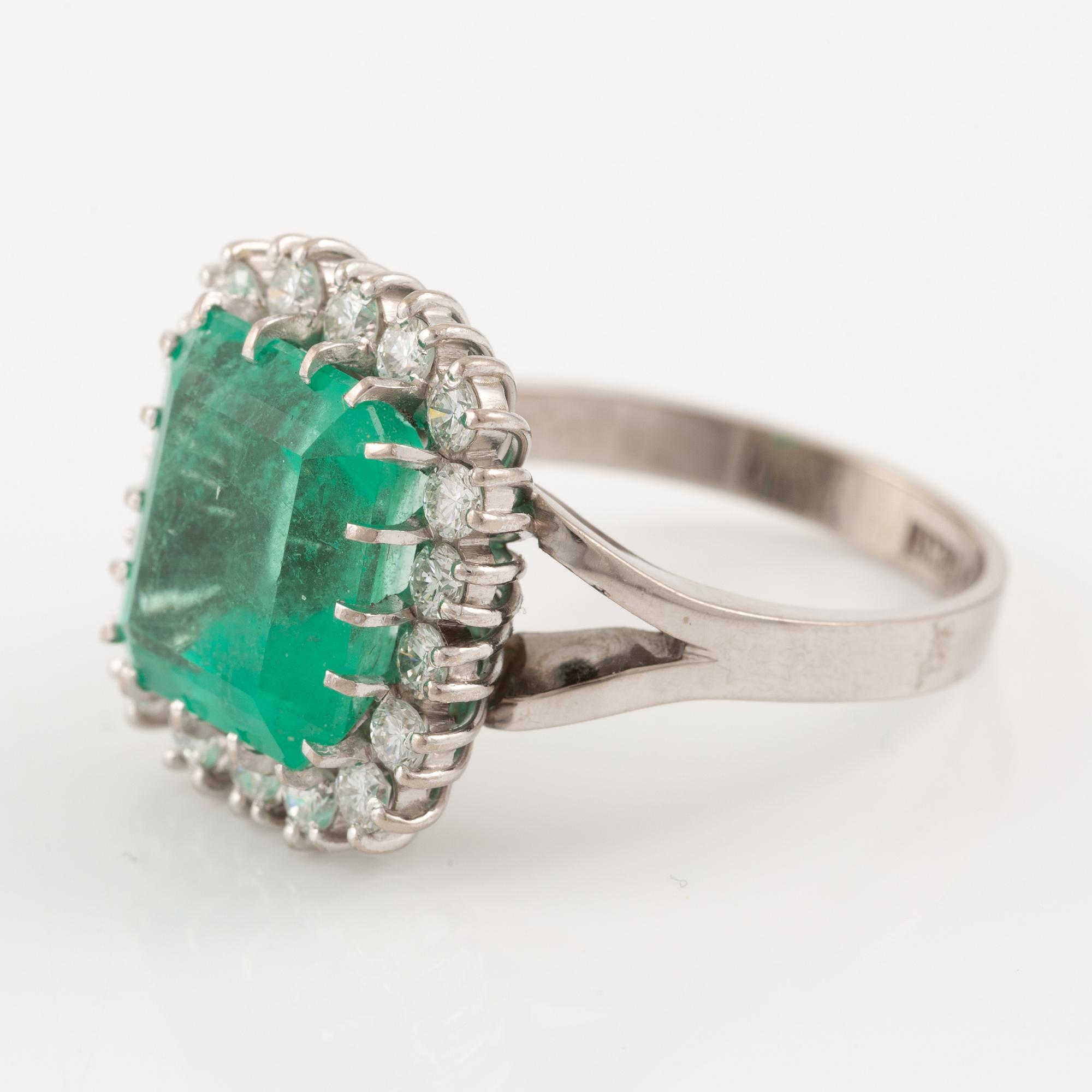 Ring, cocktailring, 18K vitguld med smaragdslipad smaragd och briljantslipade diamanter.