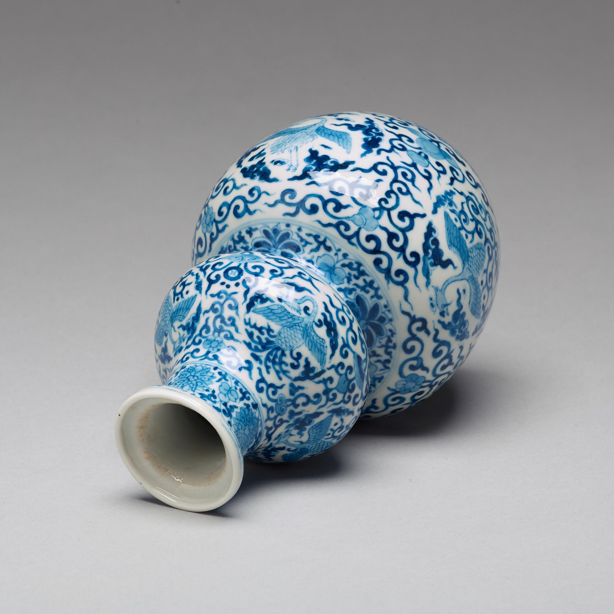 A blue and white double gourd vase, Qing dynasty, Kangxi (1662-1722).