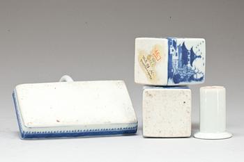 BLÄCKSTÄLL, porslin. 3 delar. Kina, 1800/1900-tal.