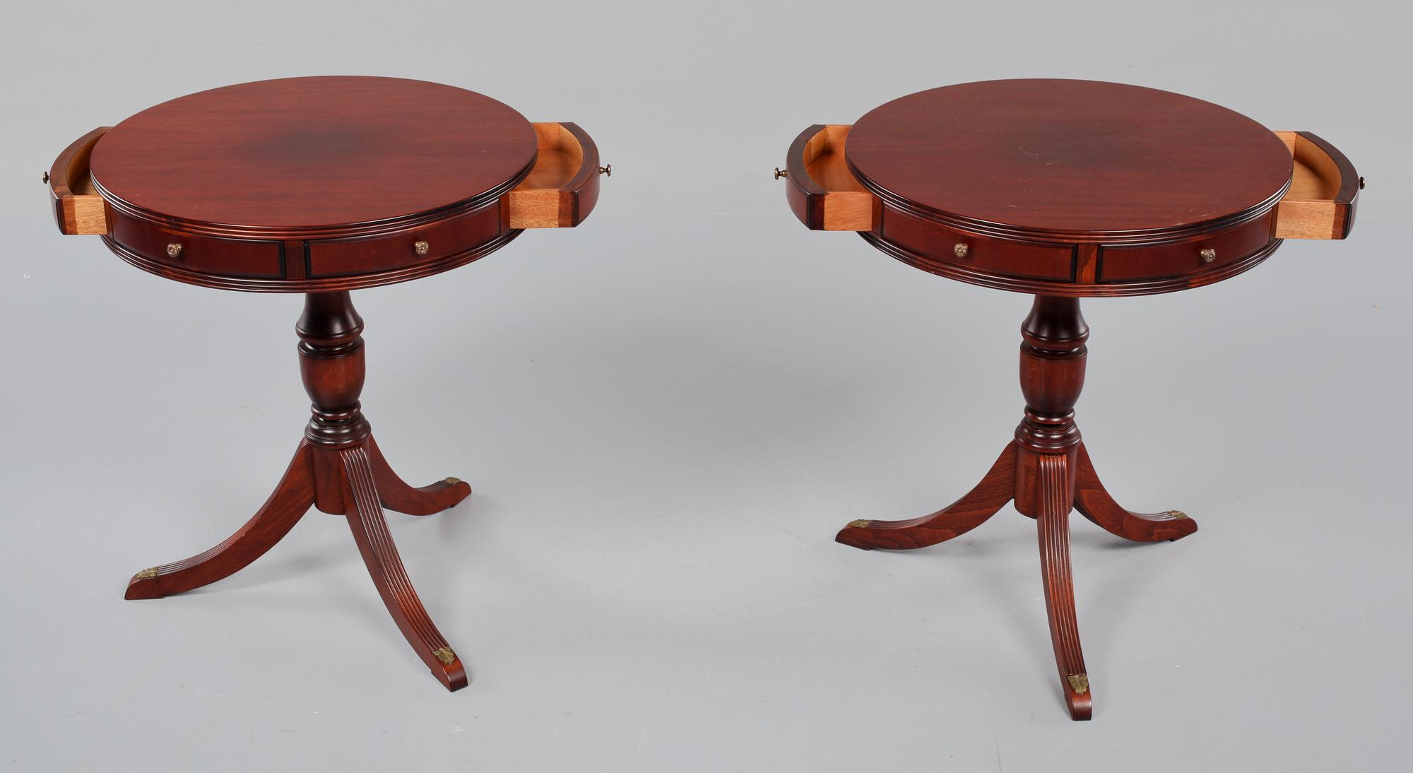 DRUMTABLE, ett par, engelsk stil, 1900-talets fjärde kvartal.