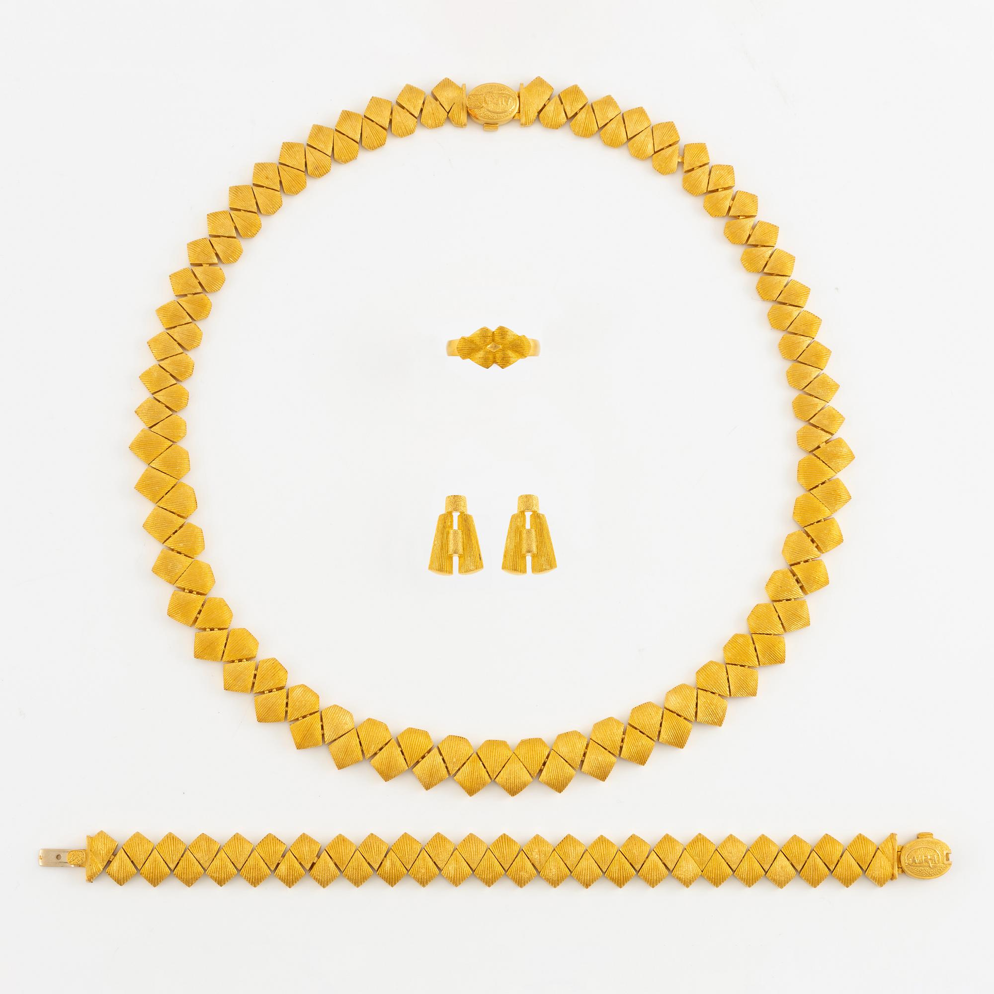 Garnityr av guldsmycken, en collier (14K), ett armband (18K), ett par örhängen (14K) och en ring (14K).