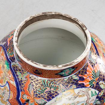 A lidded porcelain urn, Japan, second half of the 20th Century.