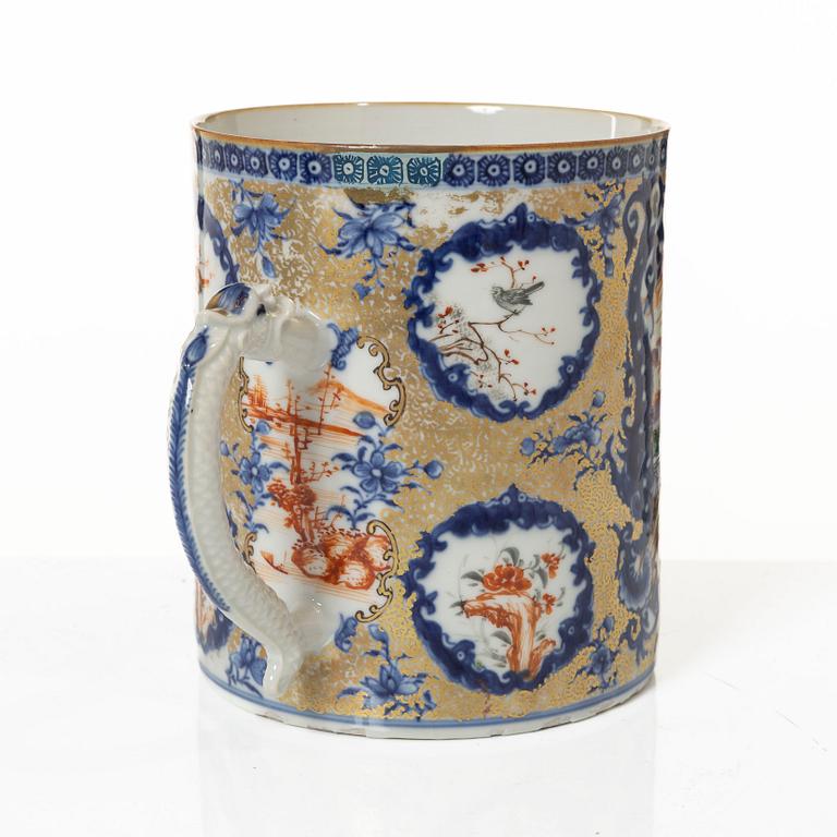 Mugg samt två muggar med lock, porslin, Kina, Qingdynastin, 1700-1800-tal.