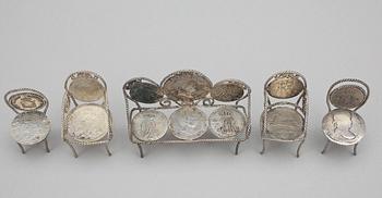 MINIATYRMÖBLER och STRYKJÄRN, 10 delar, silver, sekelskiftet 1900. Totalvikt 100 gr.