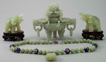 FIGURINER samt HALSBAND, jade, 1900-tal.