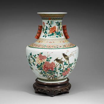 A large enamelled vase, Qing dynasty with Guangxus mark and period (1875-1908).