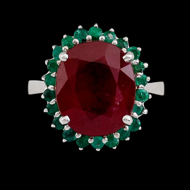 RING, 14 k guld, rubin ca 7.75 ct, smaragder tot ca 1.00 ct.