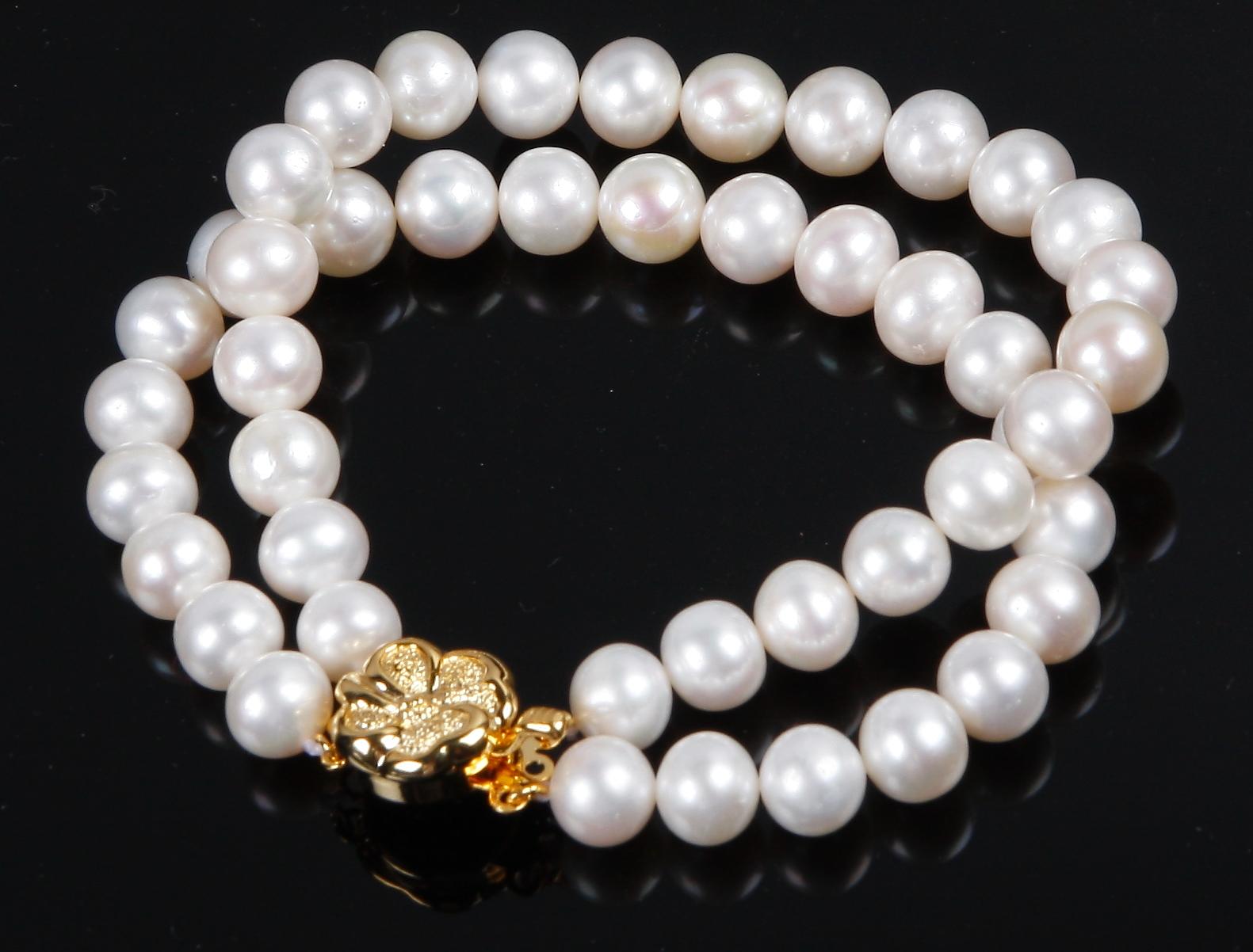 ARMBAND, odlade pärlor, silverlås.