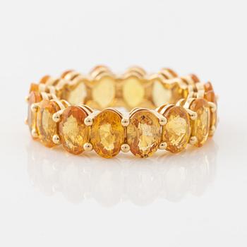 Ring med ovala gula safirer.