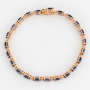 ARMBAND, med safirer och briljantslipade diamanter.
