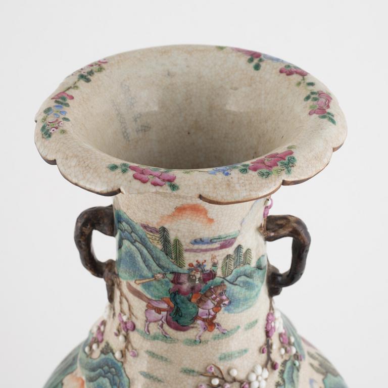 A porcelain floor vase, China, presumably late Qing dynasty/early 20th century.