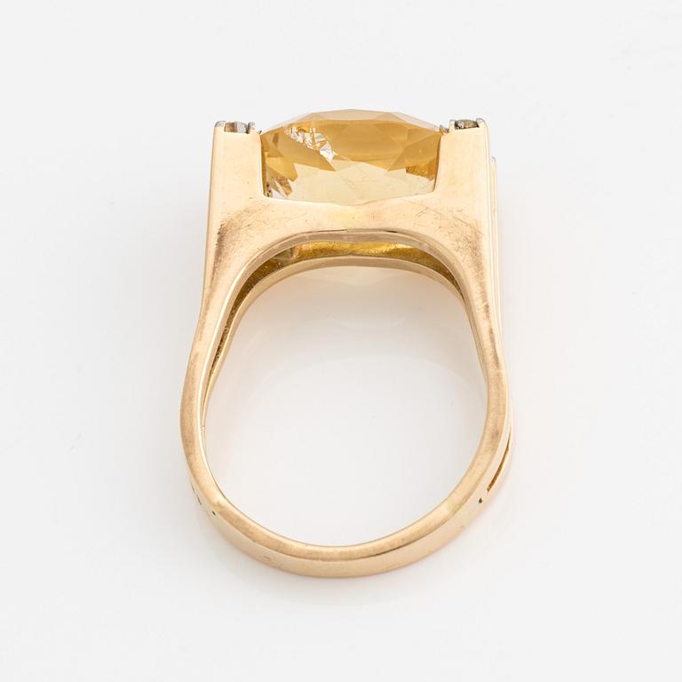 Ring 18K guld med en fasettslipad citrin och runda briljantslipade diamanter, Stockholm 1975.
