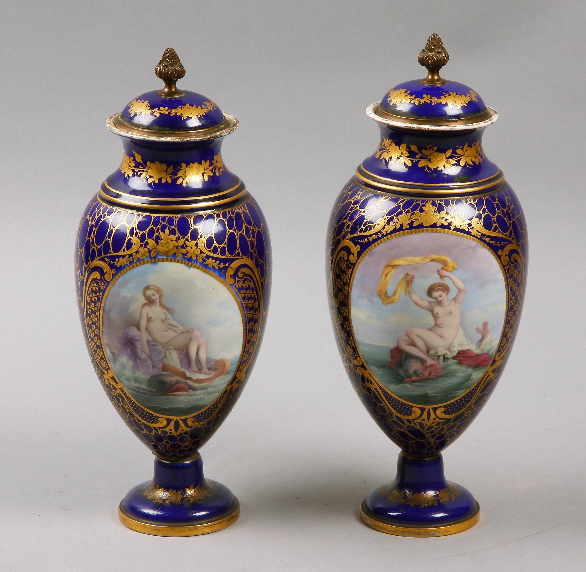 URNOR, ett par, porslin, Sevresliknande märkning. 1800-tal.