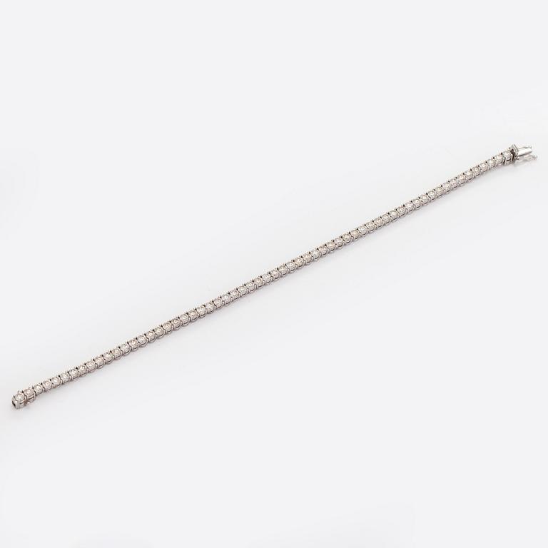 Tennisarmband, 18K vitguld, med briljantslipade diamanter.