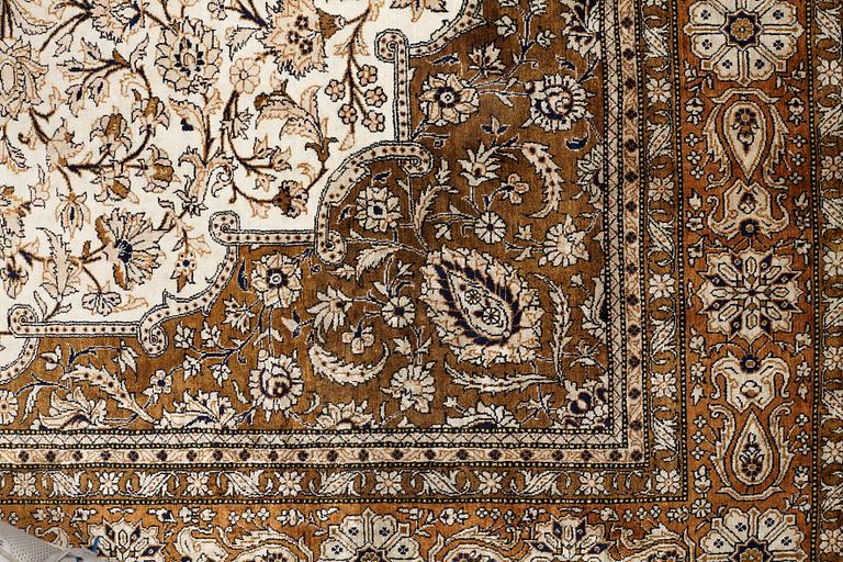 A RUG, semi-antique silk Qum, ca 269,5 x 179,5-182 cm  (as well as 1 and 2 cm flat weave at the ends).