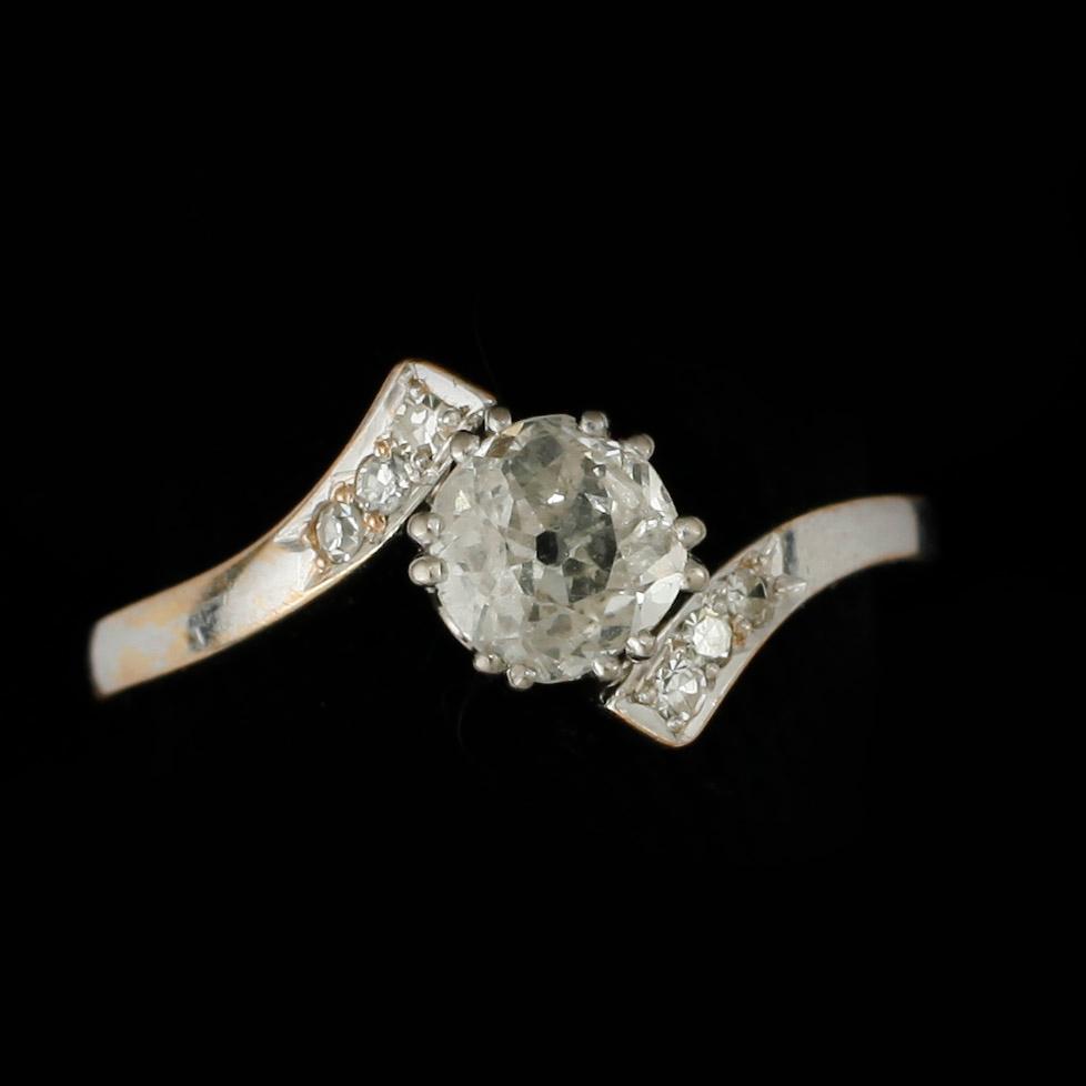 RING, platina med gammalslipade diamanter tot ca 0,6 ct. Vikt ca 2,7 gram.