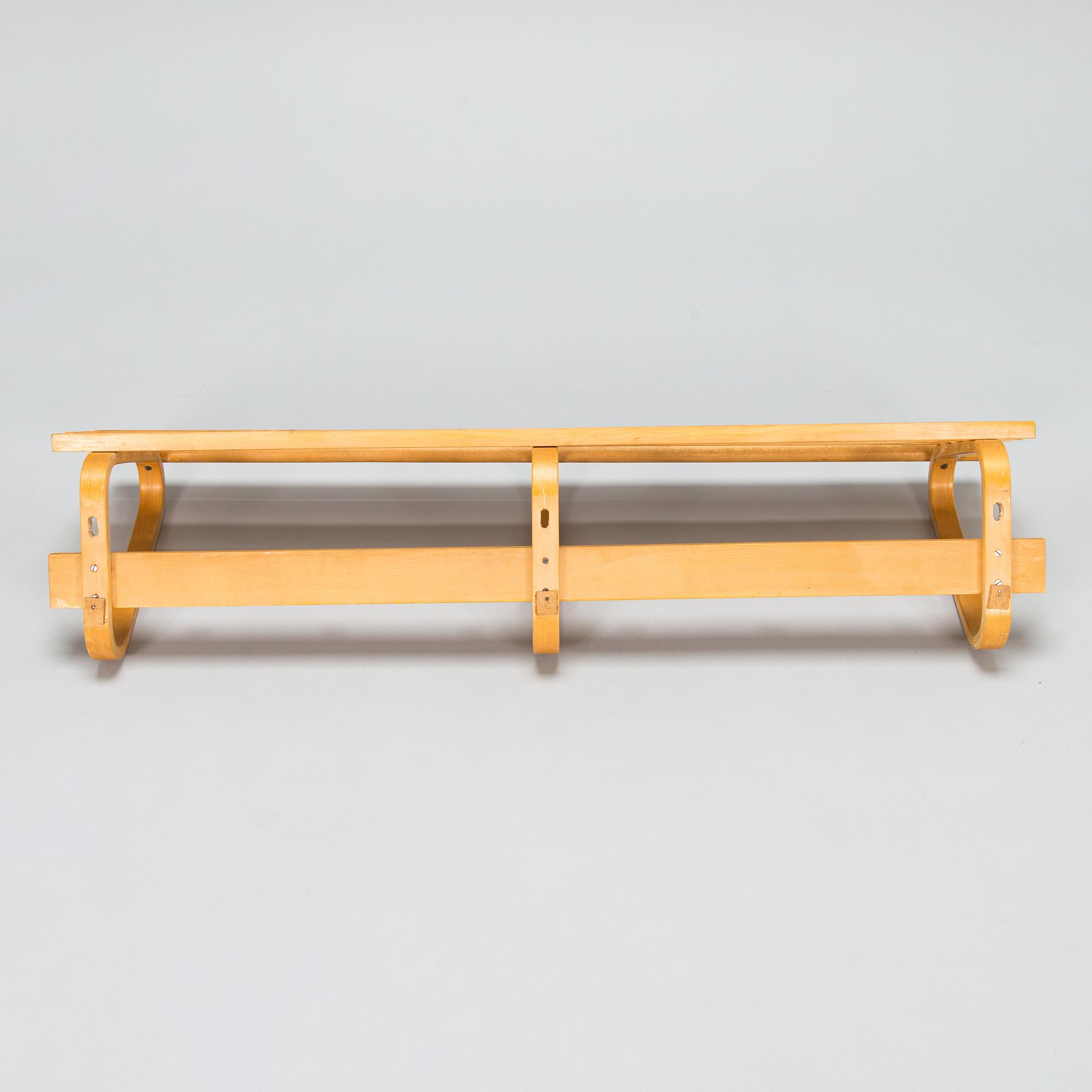 Alvar Aalto, hatthylla/ klädhängare för O.Y. Huonekalu-ja Rakennustyötehdas A.B, 1900-talets mitt.