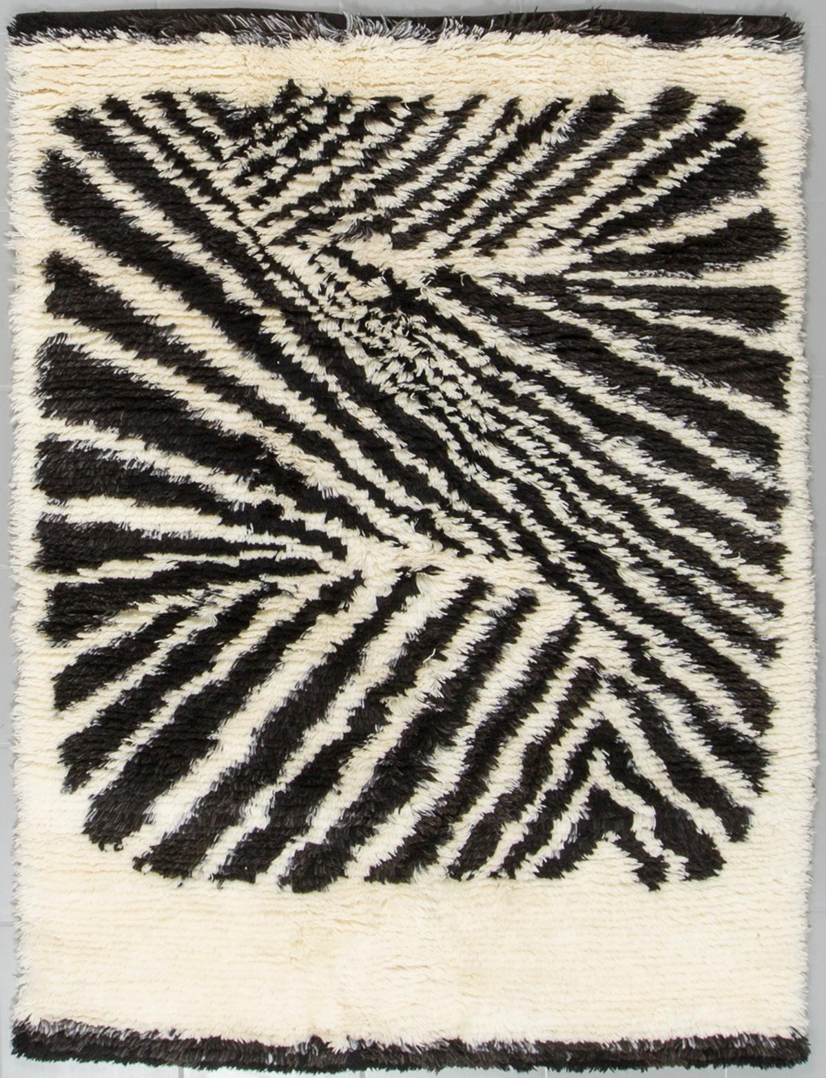 A hooked rug by Mirja Tissari, 130 x 125 cm.