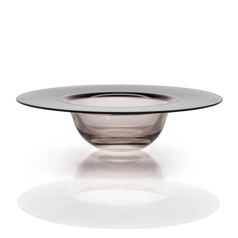 Timo Sarpaneva, a glass bowl 'Cardinal's hat 3810', signed Timo Sarpaneva, 3810.