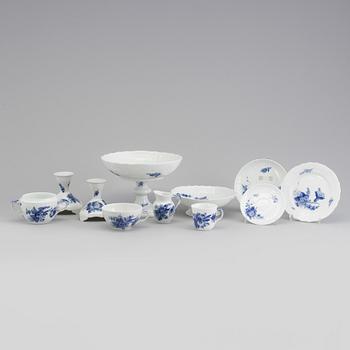 MOCCA/TESERVIS, 23 delar, porslin, "Blå blomst", Kunglig Dansk, 1900-talets andra hälft.