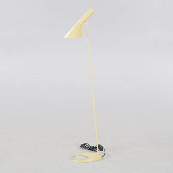 ARNE JACOBSEN, golvlampa, "AJ", Louis Poulsen, 2000-tal.