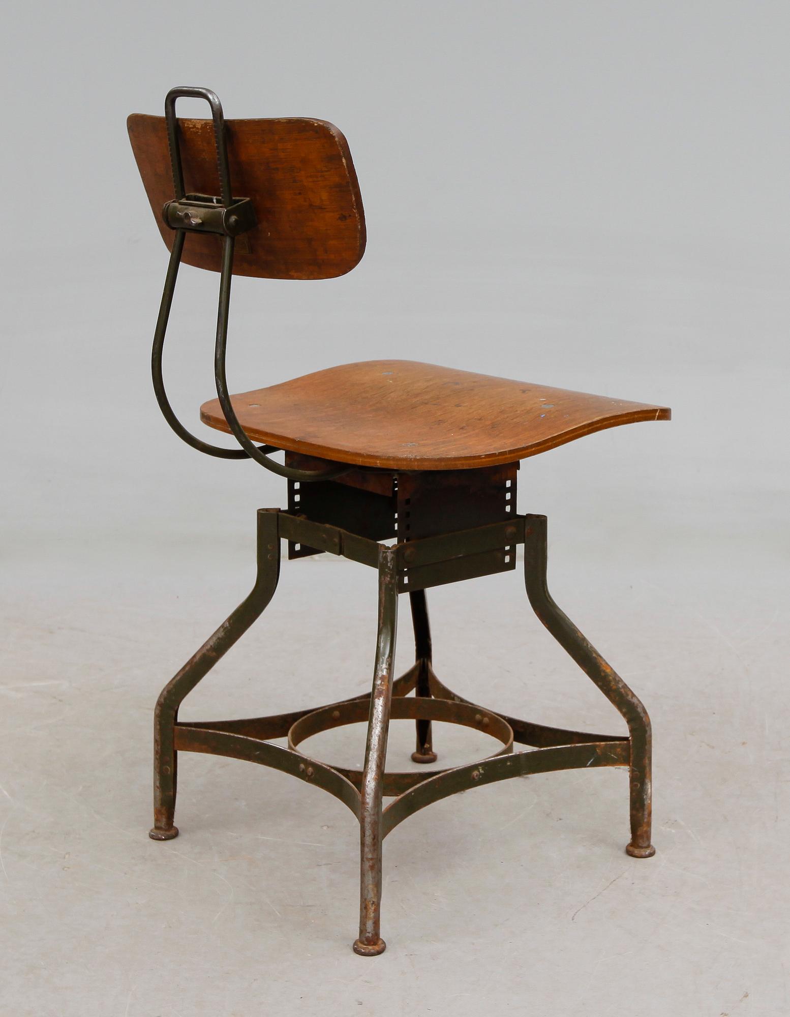 INDUSTRISTOL, 1900-talets första hälft.