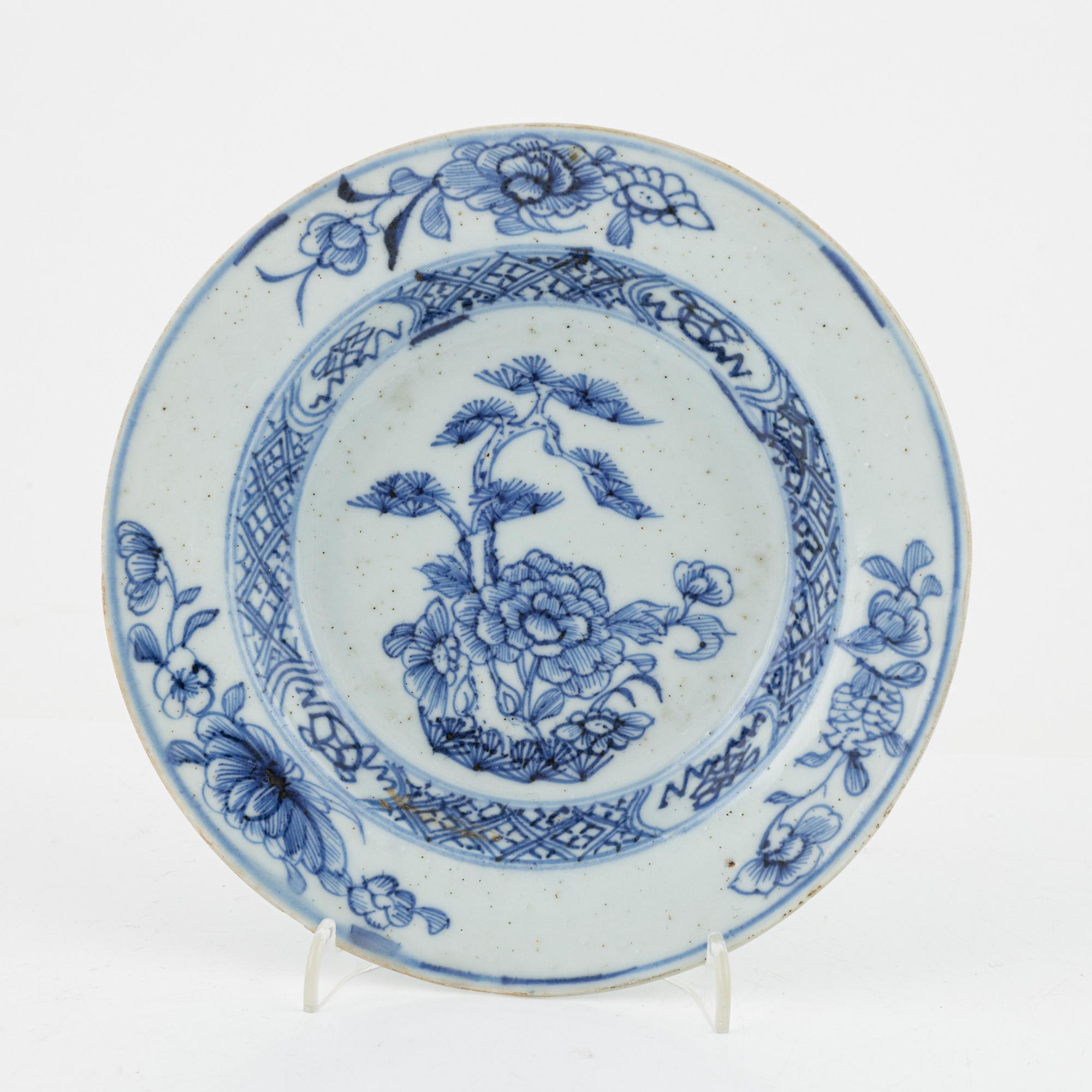 Servisdelar, porslin, 43 st, Kina, Qingdynastin, mestadels Qianlong (1735-95).