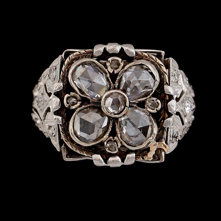 RING, vitguld, rosenslipade och gammalslipade diamanter. Vikt ca 7 g.