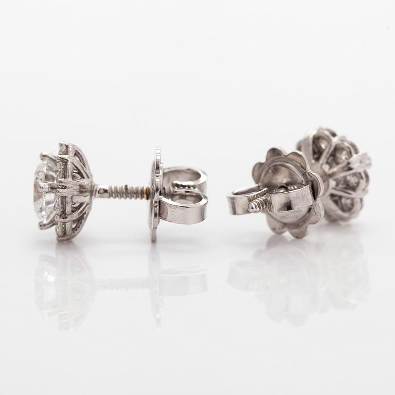 Korvakorut, 18K valkokultaa, ja briljanttihiottuja timantteja. Mukana GIA-raportti.