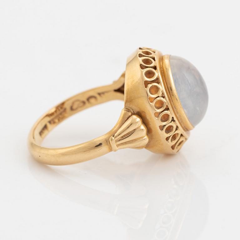 18K gold and moonstone ring.