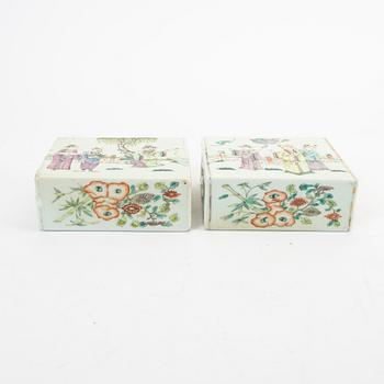 Kuddar, två stycken, porslin. Kina, tidigt 1900-tal.