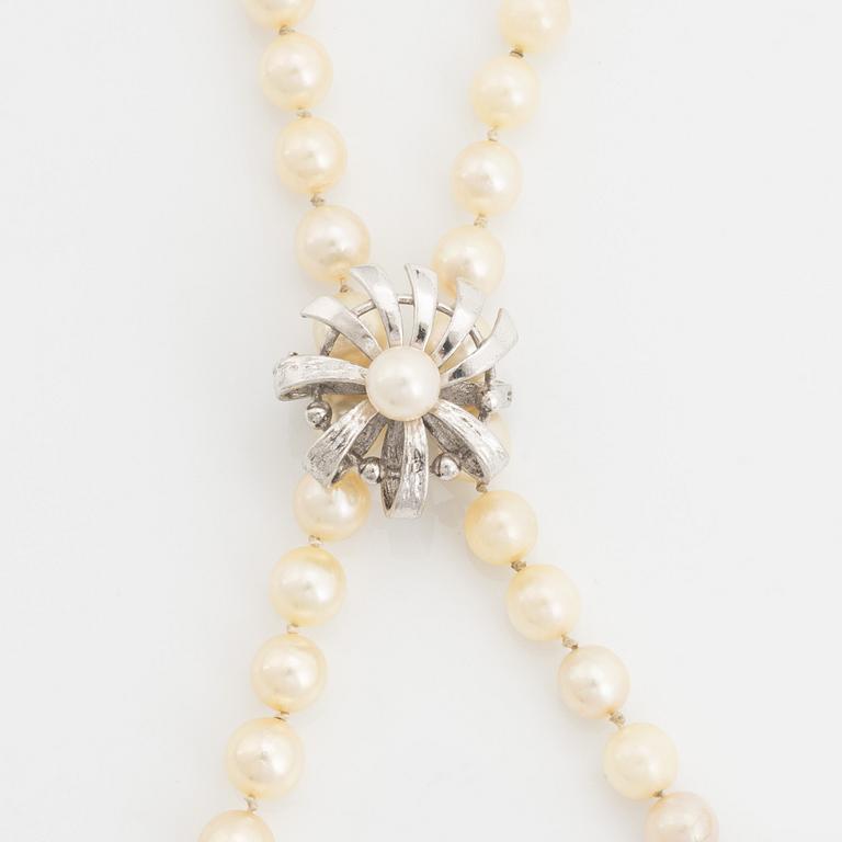 A cultured pearl necklace with silver divider.