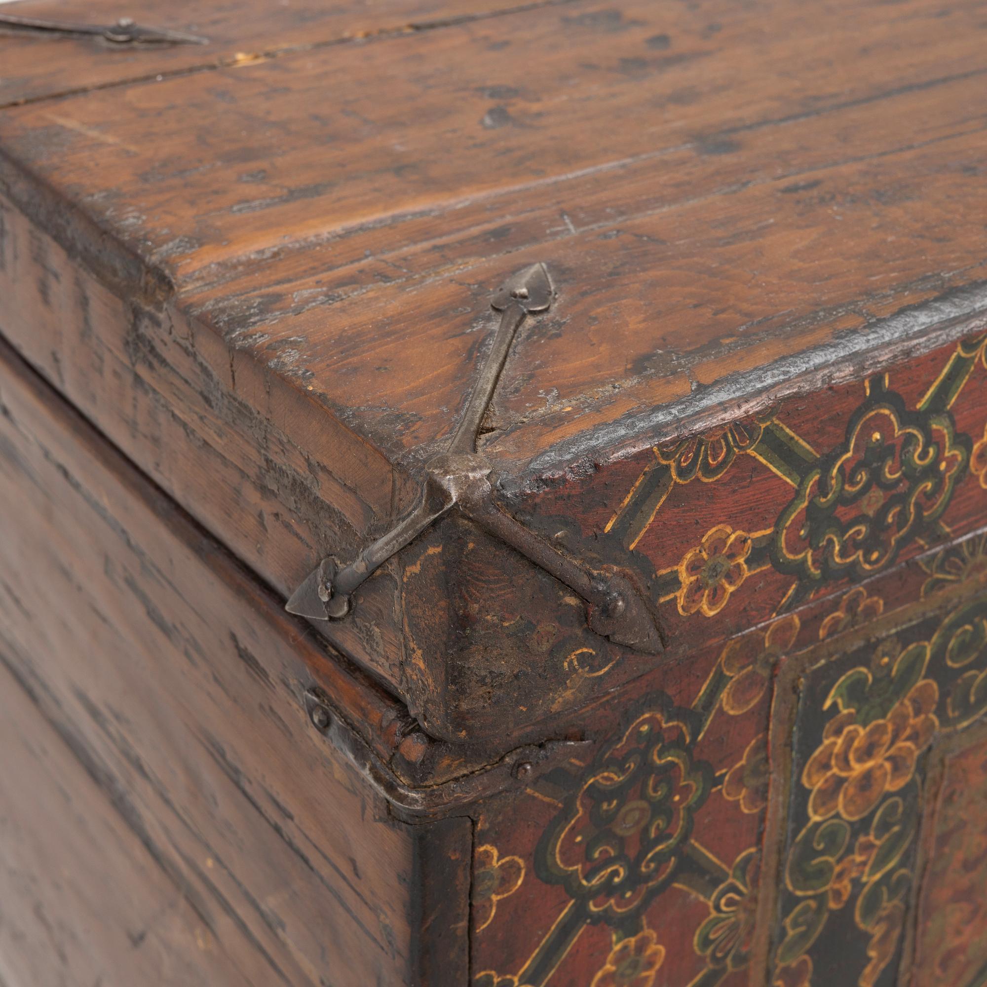 A Chinese chest, 20th century.