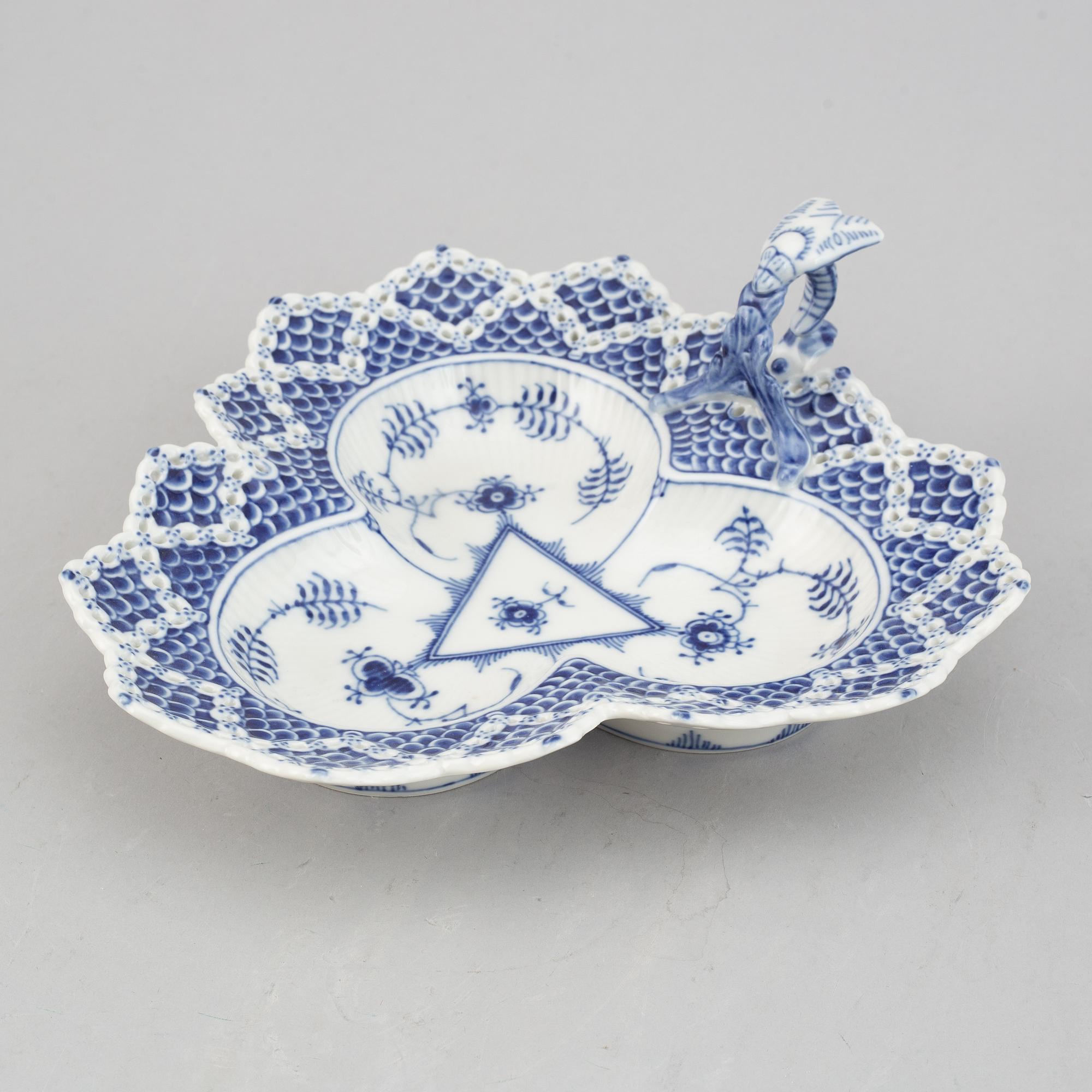 A Royal Copenhagen porcelain half lace "Musselmalet" service 21 pcs.