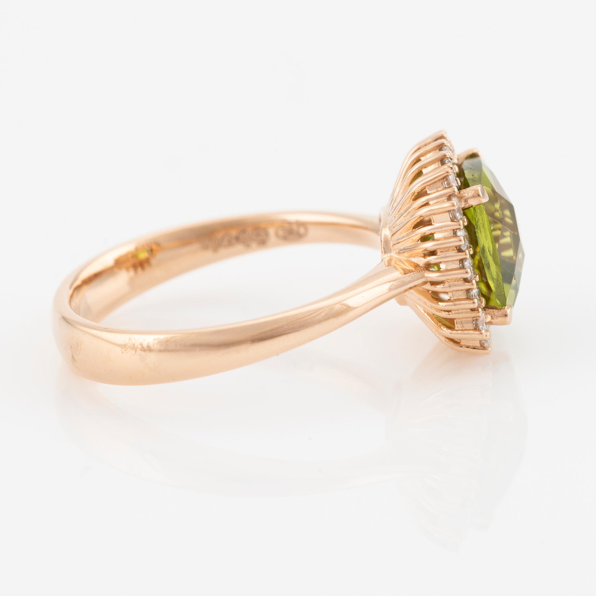 Ring in 18K gold with a faceted peridot and round brilliant-cut diamonds.