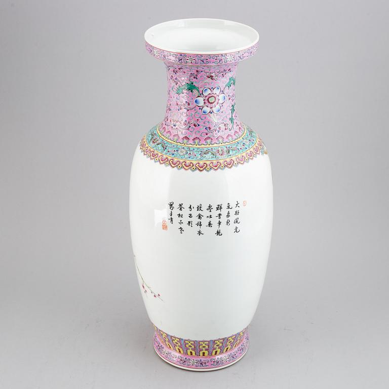 VAS, porslin. Kina, 1900-tal.